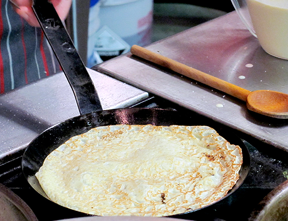 cooking-apple-crepes-01