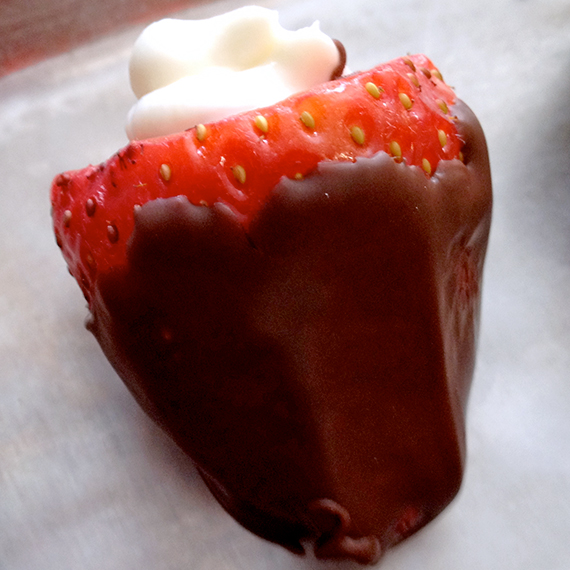 chocolate-covered-strawberries-with-cheesecake-filling-04