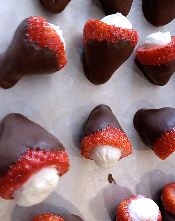 chocolate-covered-strawberries-with-cheesecake-filling-05
