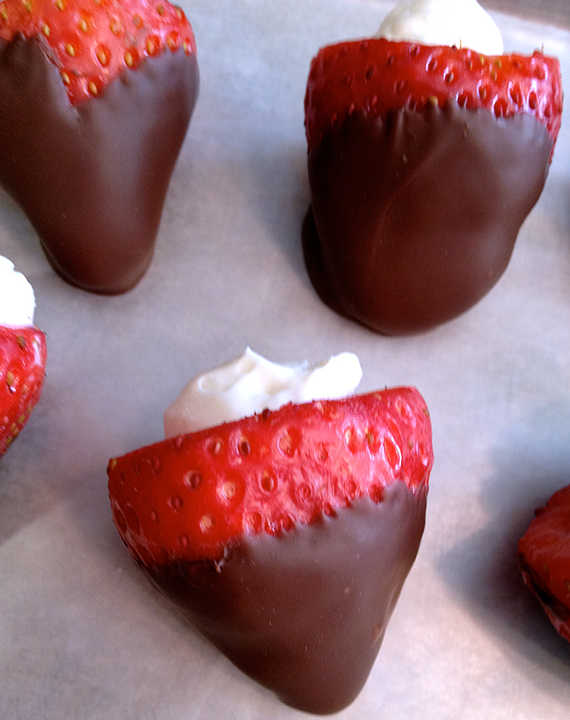 chocolate-covered-strawberries-with-cheesecake-filling-06